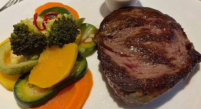 Bife jugoso a la parrilla con verduras salteadas en Tolón