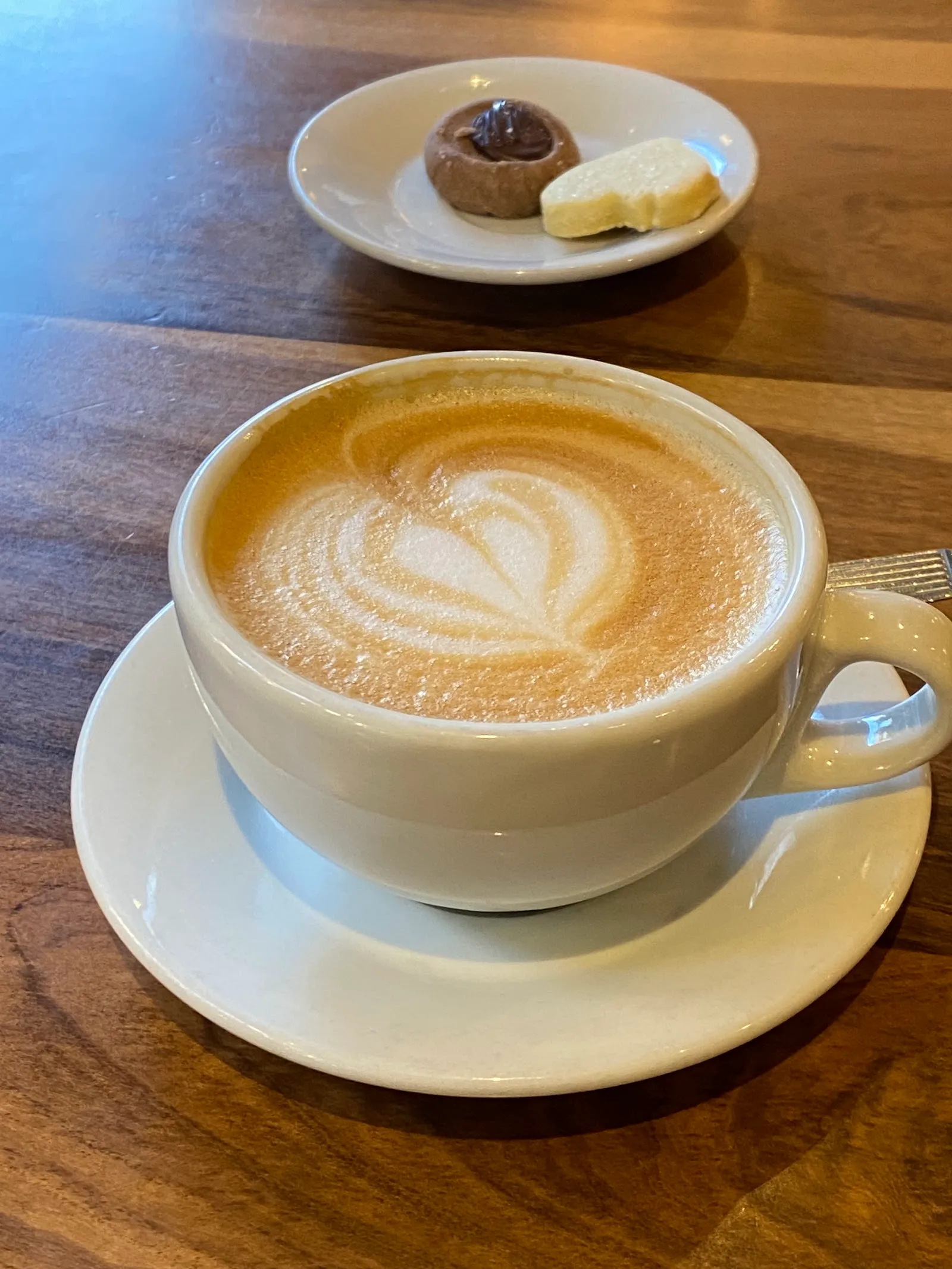 Cortado con arte latte servido en Tolón